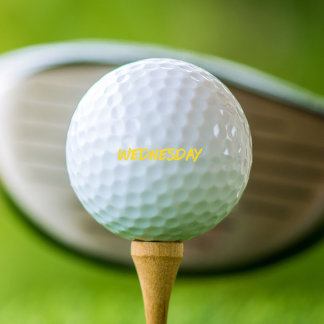 Buchstaben "Mittwoch" in Gelb Golfball