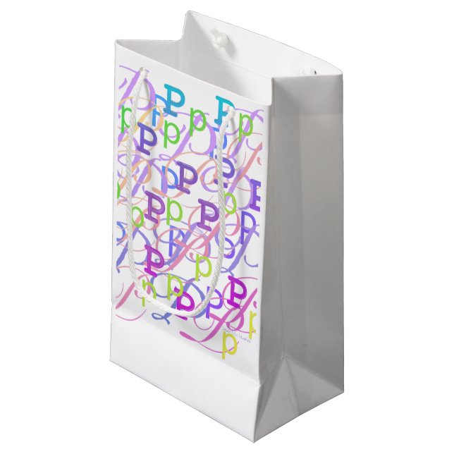 Buchstabenkonfetti "P" Kleine Geschenktüte (Vorderseite Schrägansicht)