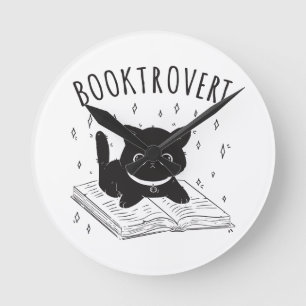 Buchtrovertekatze mit Buch und Sternen Runde Wanduhr