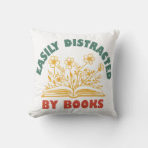 Buchwurm leicht von Büchern abgelenkt