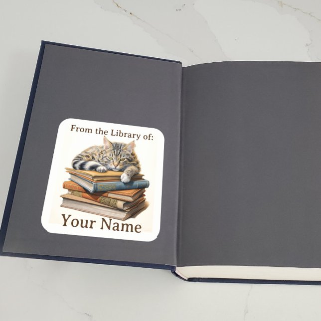 Buchzeichen mit Cat on Books Quadratischer Aufkleber (A bookplate showing a cat lying on some books is displayed inside a book.)