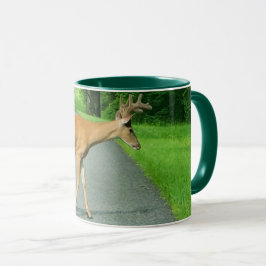 Buck über die Straße Tasse