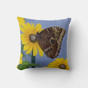 Buckeye Butterfly auf Yellow Daisy Kissen