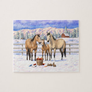 Buckskin entbeinte Viertelpferde auf einem schneeb