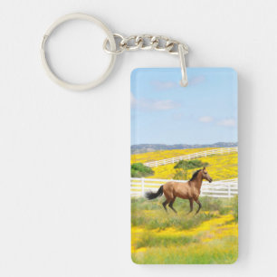 Buckskin Horse Galloping in einem Feld von Blume Schlüsselanhänger