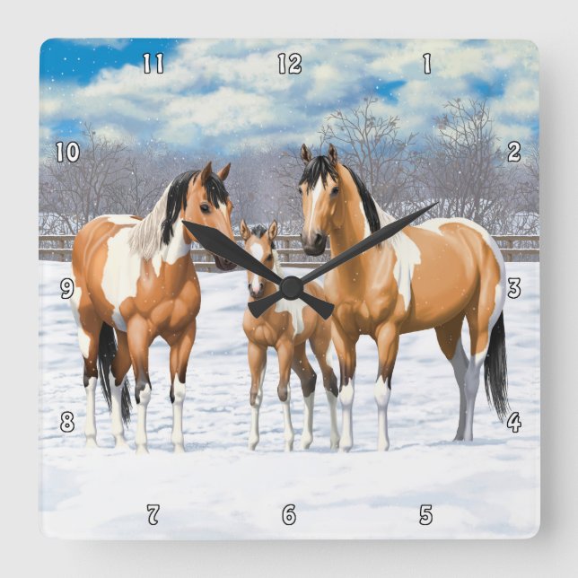 Buckskin Paint Horses In Snow Quadratische Wanduhr (Vorderseite)
