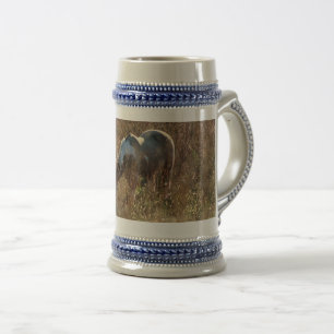 Buckskin-Tobiano-Pferd grast im Morgenlicht Foto Bierglas