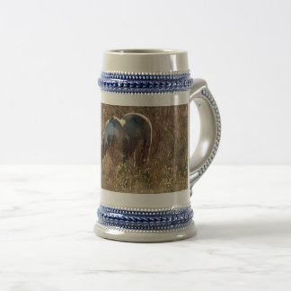 Buckskin-Tobiano-Pferd grast im Morgenlicht Foto Bierglas