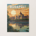 Budapest Ungarn Reisen Kunst Vintag<br><div class="desc">Budapester Retrovektor-Reisedesign im Stil eines Emblems. Budapest, Ungarns Hauptstadt, wird von der Donau geteilt. Die Kettenbrücke aus dem 19. Jahrhundert verbindet das hügelige Stadtviertel Buda mit dem flachen Pest.</div>