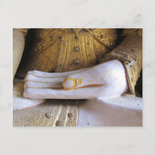 Buddha Hand hält einen kleinen Buddha Postkarte