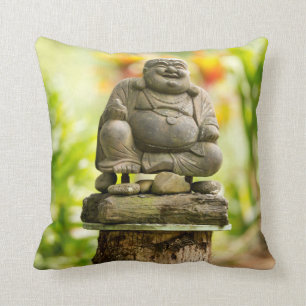 Buddha im hawaiischen Garten-Wurfskissen Kissen