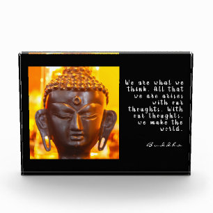 Buddha-Kopfstatue und Zitat Fotoblock