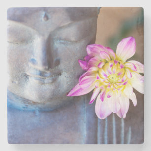 Buddha-Statue mit Dahlie Steinuntersetzer