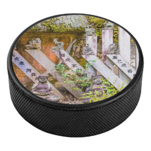 Buddha-Statuen am Senko-ji-Tempel Eishockey Puck