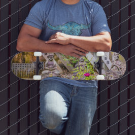 Buddha-Statuen am Senko-ji-Tempel Skateboard