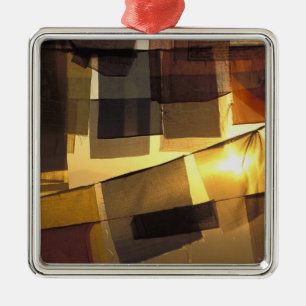 Buddhistische Gebetsfahnen im Sonnenuntergang, Ornament Aus Metall
