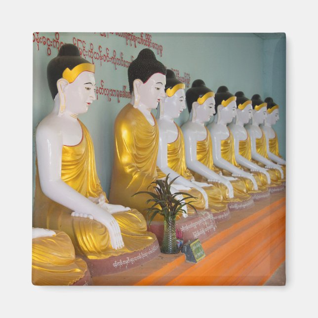 Buddhistische Statuen in Umin Thounzeh Magnet (Vorne)