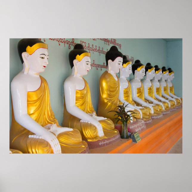 Buddhistische Statuen in Umin Thounzeh Poster (Vorne)