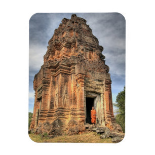 Buddhistischer Mönch, der vor der Tür des Tempel Magnet