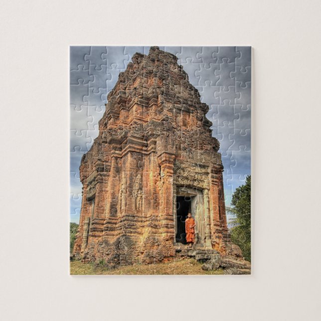 Buddhistischer Mönch, der vor der Tür des Tempels  (Vertikal)