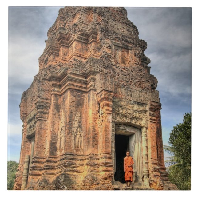 Buddhistischer Mönch, der vor der Tür des Tempels  Fliese (Vorderseite)