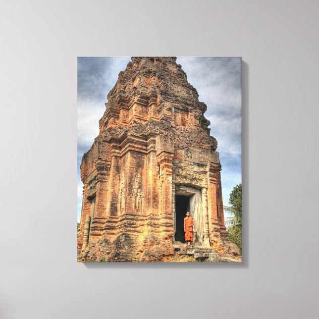 Buddhistischer Mönch, der vor der Tür stehend ist Leinwanddruck (Vorderseite)