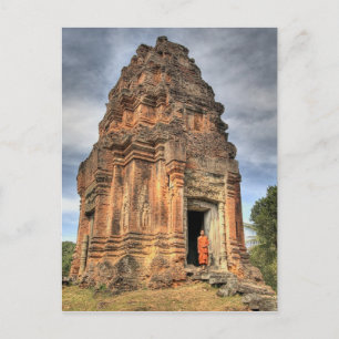 Buddhistischer Mönch, der vor der Tür stehend ist Postkarte