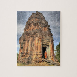 Buddhistischer Mönch in der Tür eines Tempels