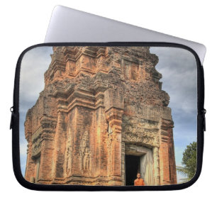 Buddhistischer Mönch steht im Eingangsbereich eine Laptopschutzhülle