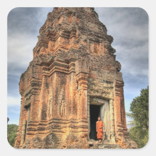 Buddhistischer Mönch steht im Eingangsbereich eine Quadratischer Aufkleber