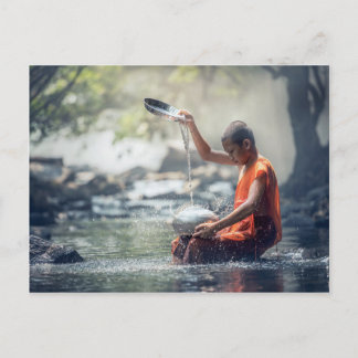 Buddhistischer Mönch wäscht Utensilien Postkarte