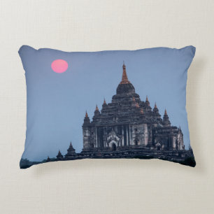 Buddhistischer Tempel bei Sonnenuntergang Dekokissen