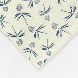 Budding Blue Branches auf Creme - nahtloses Muster Fleecedecke