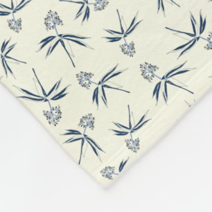 Budding Blue Branches auf Creme - nahtloses Muster Fleecedecke