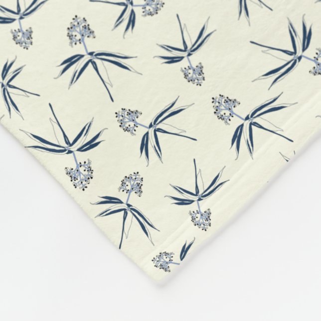 Budding Blue Branches auf Creme - nahtloses Muster Fleecedecke (Ecke)