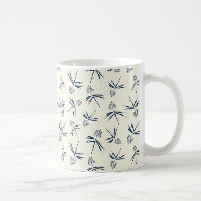 Budding Blue Branches auf Creme - nahtloses Muster Kaffeetasse (Rechts)