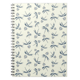 Budding Blue Branches auf Creme - nahtloses Muster Notizblock