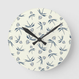 Budding Blue Branches auf Creme - nahtloses Muster Runde Wanduhr