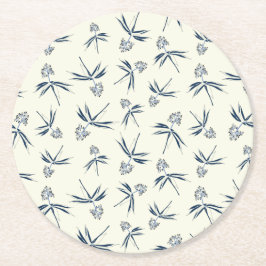Budding Blue Branches auf Creme - nahtloses Muster Runder Pappuntersetzer