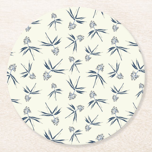 Budding Blue Branches auf Creme - nahtloses Muster Runder Pappuntersetzer (Vorderseite)