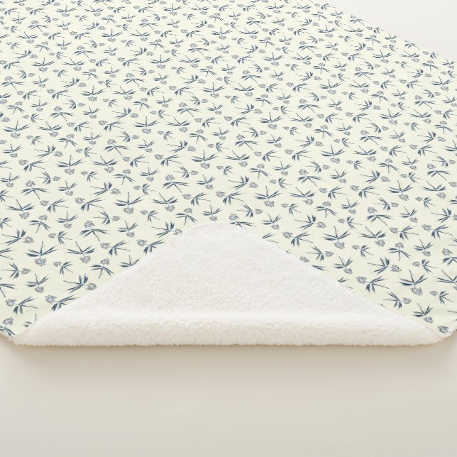 Budding Blue Branches auf Creme - nahtloses Muster Sherpadecke (3/4)