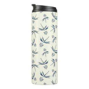 Budding Blue Branches auf Creme - nahtloses Muster Thermosbecher