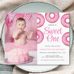 Budget 1. Geburtstag Foto Donut Pink Einladung<br><div class="desc">Laden Sie Familie und Freunde zu der ersten Geburtstagsparty Ihres Mädchens mit diesem niedlichen Budget ein. Es ist mit rosa Wasserfarbendonuts geschmückt und sagt in der stilvollen Schrift Typografie "She's a Sweet One". Einfach mit Ihrem Foto und Ihren Details anpassbar. Original Wasserfarbe © Michele Davies.</div>