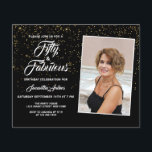 Budget 50 und fabelhafte Gold Glitzer Einladung<br><div class="desc">Mit dieser schicken und eleganten Einladung laden Sie Freunde und Familie zu einer 50. Geburtstagsfeier ein. Der goldene Glitzer auf schwarzem Hintergrund und die stilvolle weiße Typografie. Sie können das Foto einfach durch eines Ihrer eigenen ersetzen und die Details anpassen.</div>