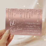 Budget 60. Geburtstag Glitzer Rose Gold Einladung<br><div class="desc">Elegante, schicke und preisgünstige 60. Geburtstagsfeier mit "60 & Fabulous" geschrieben in stilvollem, weißem Drehbuch auf Rose goldfarbenem Hintergrund, mit Rose Gold Imitats Glitzer tropft. Personalisieren Sie mit ihrem Namen und den Party-Details. Dieses halbglänzende Haushaltspapier ist gewichtsähnlich wie Foto. Es ist auch eine größere 12x18-Kartenversion verfügbar (für den Link die...</div>