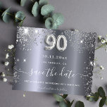 Budget 90. Geburtstag Silber Glitzer Save the Date<br><div class="desc">Eine elegante Save the Date-Karte für eine 90. Geburtstagsfeier. Moderne Imitat silber metallisch aussehend,  mit Imitaten Glitzer Staub verziert. Personalisieren und fügen Sie Datum und Name/Alter hinzu. Der Text: Save the Date ist mit einem großen angesagten,  handgeschriebenen Stilskript geschrieben. Nummer 90 mit einem Schriftart im Ballonstil.</div>