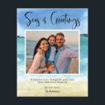Budget Beach Sees und Greetings Family Foto Flyer<br><div class="desc">Budget Beach Seas and Greetings Family Foto Weihnachtskarten Flyer - Unser preiswerter Strand Weihnachtskarte Flyer mit Ihrem wunderschönen Foto, moderne Schrift Typografie, die "Seas & Greetings" auf einer wunderschönen, Aquarellbäder Szene. Die redaktionelle Begrüßung lautet "WISHING YOU WARMTH AND JOY THE HOLIDAY SAASON" und ist mit Ihrem Familiennamen und Begrüßung personalisiert....</div>