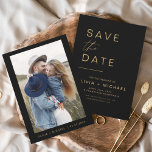 Budget Black Gold Save the Date Elegantes Foto<br><div class="desc">Budget Hochzeit Elegante Schwarz und Gold Speichern Sie die Datumskarten,  die ein Foto auf der Vorderseite haben. Die Save the Date-Karten enthalten eine moderne,  handgeschriebene,  kursive Schriftzeichen-Typografie,  die elegant,  einfach und modern nach einem einfachen Hochzeitstag-Fest zu verwenden sind.</div>