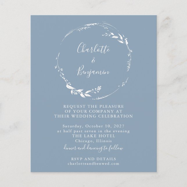 Budget Blue Floral Wreath Script Einladung (Vorderseite)