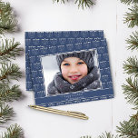 Budget Blue White Menorah Hanukkah Foto<br><div class="desc">Budget Rustic Blue White Menorah Hanukkah Foto-Karte mit einem festlichen Muster der Feiertage menorahs und Ihr individuelles Foto. **Unser BUDGET Papier ist kleiner,  leichter und zarter,  aber trotzdem schön! Vergessen Sie nicht die Umschläge!** Wenn Sie Hilfe oder passende Artikel benötigen,  kontaktieren Sie uns bitte unter katescreationszazzle@gmail.com</div>